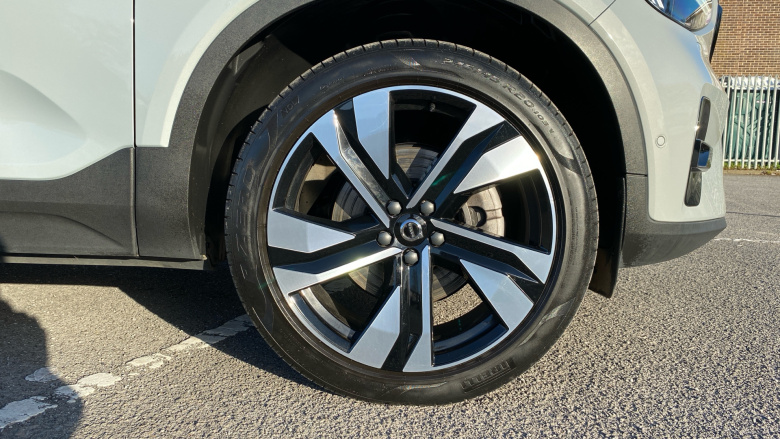 Volvo XC40 2.0 B4P Ultra Dark 5dr Auto Petrol Estate